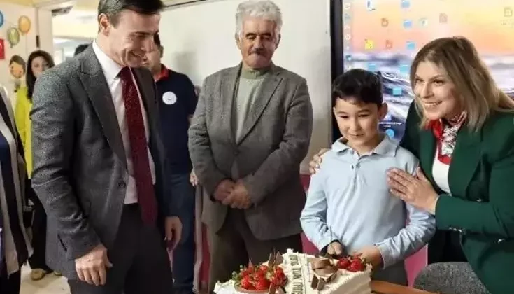 Dikili Kaymakamı’ndan Öğrenciye Anlamlı Doğum Günü Sürprizi