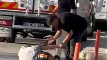 İzmir’de Trafik Kavgası: Motosikletli Yerde Tekmelendi